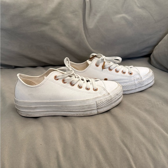 GUC Converse Low Top Leather Platform sneaker in white size 7W - Picture 2 of 8